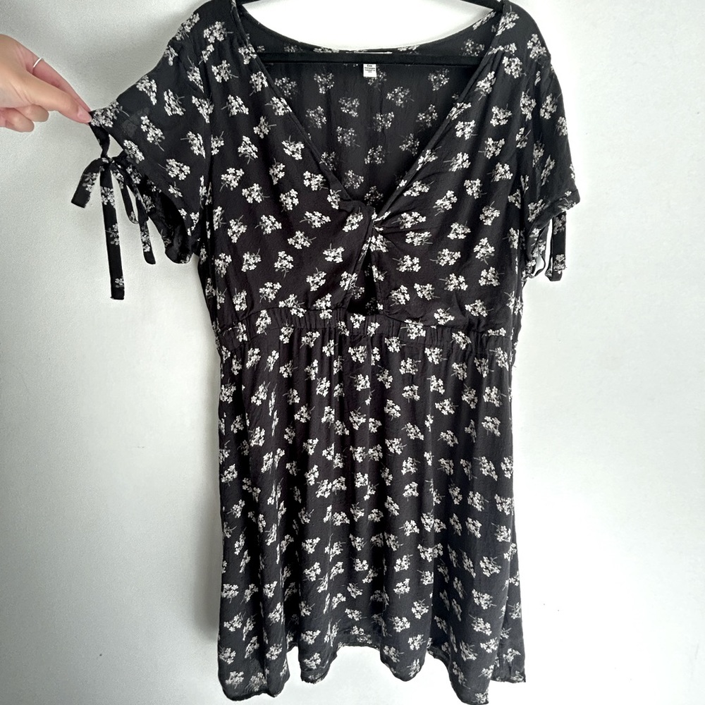 American Eagle Outfitters / Short Dress / Cut Out / Short Sleeve / Floral